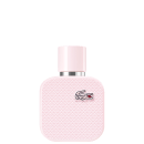 A imagem mostra um frasco de perfume da marca Lacoste. O frasco é retangular, com cantos arredondados e acabamento texturizado em relevo, todo rosa claro, e com o desenho de um crocodilo, símbolo da marca, no canto superior direito.