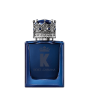 A imagem mostra o frasco do perfume K by Dolce&Gabbana. O frasco de vidro é na cor azul escura e tem forma retangular. A tampa é na forma de uma coroa prateada decorada com pedras azuis, e na frente, a imagem de uma coroa, a letra K e o nome da marca.