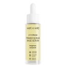 A imagem mostra um frasco de primer da marca Wet n Wild, chamado "Prime Focus Primer Serum". O frasco é transparente e permite ver o líquido amarelo claro dentro.