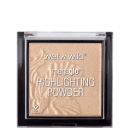 A imagem mostra um produto de maquiagem da marca Wet n Wild. É um iluminador em pó compacto chamado "Megaglo Highlighting Powder".
