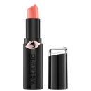 A imagem mostra um batom com uma embalagem preta com o logotipo "Wet n Wild" impresso, com detalhe prateado em formato de boca. Ao lado, está a tampa pequeno e cilíndrico na cor preta.