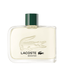 A imagem mostra um frasco de perfume retangular e transparente, com líquido incolor, da marca Lacoste. Na frente do frasco, está impresso o logotipo da Lacoste, um crocodilo, e o nome do perfume, Booster, abaixo da marca.