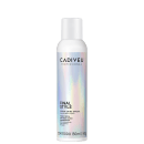 A imagem mostra o Spray de Brilho Cadiveu Professional Final Style Extra Shine 150ml, um frasco cilíndrico branco e prateado com texto em preto e as informações do produto: spray de brilho capilar para brilho instantâneo, ação antifrizz e nutrição.