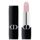 A imagem mostra uma embalagem de balm labial, tipo bala, rosa, com a tampa ao lado. A embalagem é preta e prata com o logo da marca em prata.