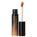 A imagem mostra um corretivo líquido que vem em um frasco degradê em tom preto e bege. Ao lado está o aplicador, que possui um formato oval com base preta. No frasco, está escrito " M·A·C Studio Radiance 24hr Luminous Lift Concealer" em um tom dourado.