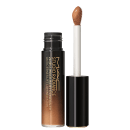 A imagem mostra um corretivo líquido que vem em um frasco degradê em tom preto e bege. Ao lado está o aplicador, que possui um formato oval com base preta. No frasco, está escrito " M·A·C Studio Radiance 24hr Luminous Lift Concealer" em um tom dourado.