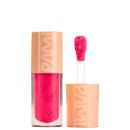A imagem mostra o gloss labial da marca Pam! By Pamella. Seu tubo é transparente e permite ver sua cor rosa vibrante. Ao lado tem seu aplicador na mesma tonalidade rosa intensa. Ambos ostentam o logotipo PAM estampado na tampa laranja.