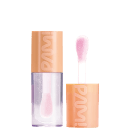 A imagem mostra o lip oil de PAM by Pamella Smart Girl. Sua embalagem é transparente contendo um líquido com brilhos prateados e rosados. Ao seu lado tem o aplicador com tampa cilíndrica laranja e logotipo "PAM!" em relevo.