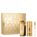 Conjunto de fragrâncias da marca Rabanne. Uma caixa dourada decorada com um padrão geométrico intrincado, com o nome "Rabanne" gravado na parte frontal. Um frasco dourado de perfume da linha "1 Million, desodorante spray e um pequeno frasco travel size.