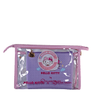 A imagem mostra um nécessaire com detalhes rosa e lilás, de plástico transparente em formato retangular com um rótulo arredondado da Hello Kitty no centro. Na parte de dentro é possível ver uma bolsinha menor, com estampa colorida do mesmo tema.