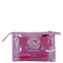 A imagem mostra um nécessaire com detalhes rosa pink, de plástico transparente em formato retangular com um rótulo arredondado da Hello Kitty no centro. Na parte de dentro é possível ver uma bolsinha menor, com estampa colorida do mesmo tema.
