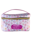 Nécessaire formato retangular com zíper dourado, estampa rosa clara com padrão de Hello Kitty, além de elementos como donuts e sorvetes. O logotipo "Hello Kitty by Klass Vough" está impresso em um retângulo rosa pink na parte frontal com letras brancas.