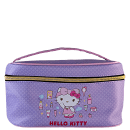 Nécessaire formato retangular com zíper dourado, estampa lilás com a Hello Kitty no centro rodeada de produtos de beleza.