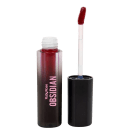 Batom líquido Ruby Rose na cor roxa, em frasco preto opaco. Ao lado, está o aplicador do batom com haste branca.