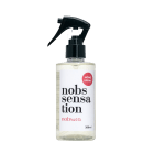 Produto de aromatização para casa da marca Nobs & Co. Embalagem transparente de plástico com spray acionado por gatilho preto. Líquido incolor dentro da embalagem.