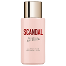 Creme corporal Jean Paul Gaultier, Scandal. O produto apresenta uma embalagem cilindrica na cor rosa. Tampa redonda e dourada. Possui o nome da linha "Scandal" escrito em letras grandes e vermelhas.