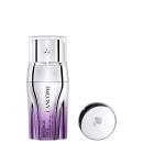 Sérum em frasco cilíndrico com degradê de roxo na base. O frasco tem tampa prateada com pequeno orifício central. Ao lado, tampa prateada redonda com logotipo floral gravado. Embalagem minimalista com nome do produto e marca visíveis no frasco.