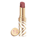 Bálsamo labial em embalagem dourada com detalhes brancos e marrons em padrão zebrado. A cor do hidratante é marrom vinho. O rótulo "Sisley Paris" está visível na embalagem dourada. Há também um pequeno espelho compacto dourado com o logotipo "S".