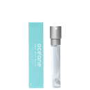 Caixa ao lado do refil em frasco cilíndrico transparente e spray na cor prata.