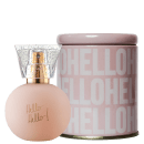 Perfume em frasco de vidro arredondado na cor rosa claro. Acompanha uma lata cilíndrica na mesma tonalidade de rosa, com o texto "HELLO FLOWER" impresso em letras maiúsculas e cor rosa escuro.