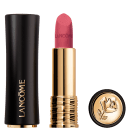 Imagem mostra 3 componentes do batom Lancôme L’Absolu Rouge Drama Matte: o tubo preto e dourado com a palavra “Lancôme” escrita na lateral, o tubo dourado contendo o batom rosa e uma tampa dourada com o logotipo da rosa da Lancôme.