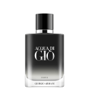 A imagem mostra o frasco do perfume Acqua di Giò Parfum. O vidro do frasco é preto em degradê, escurecendo do topo e clareando na base. O nome “Acqua di Giò” em letras prateadas.