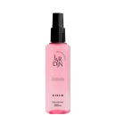 Frasco spray transparente com tampa preta. É possível ver o líquido rosa dentro.