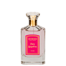 A imagem traz um perfume em frasco de vidro transparente com detalhes geométricos. Líquido rosa claro dentro. Rótulo retangular rosa com bordas e tampas douradas.