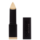 A imagem mostra a Base em Bastão Océane Edition Foundation Stick: embalagem preta com o logotipo "Océane Edition" impresso em relevo na parte frontal. A base tem formato triangular.