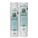 A imagem mostra shampoo e condicionador da marca Griffus em embalagens cilíndricas brancas. Rótulos com fundo azul claro e detalhes em verde, exibindo a imagem de uma folha de babosa.