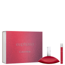 Conjunto de perfume Euphoria da Calvin Klein. Inclui um frasco vermelho arredondado de perfume, uma versão tamanho viagem em frasco cilíndrico branco e uma caixa de embalagem texturizada na cor vermelha intensa.