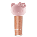 Maquiagem em formato cilíndrico com a cabeça da personagem Hello Kitty como tampa. A parte superior é rosa com detalhes em relevo que representam os olhos, orelhas e laço da Hello Kitty. É possível ver a cor do produto pelo corpo transparente.