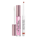 Lip Injection Maximum Plump, um gloss labial embalagem cilíndrica metálica rosada. Lip Injection Extreme Lip Plumper, um lápis delineador de lábios marrom em embalagem branca e letras pretas.