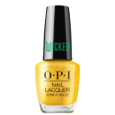 Produto de esmalte de unhas OPI da linha Wicked. Frasco de vidro transparente com tampa preta. O esmalte tem uma cor amarelo brilhante. O rótulo exibe o logotipo OPI em letras pretas, com o nome "Wicked" em verde na tampa.