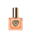 A imagem mostra um frasco retangular, coral, com tampa dourada e logo da marca 'DG entrelaçado em um coração adornado.