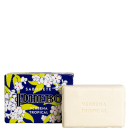 Sabonete Phebo Verbena Tropical. Um sabonete retangular de cor bege claro com o nome "Verbena Tropical" impresso. A embalagem é uma caixa azul com motivos florais brancos e amarelos.