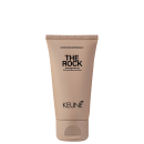 A imagem mostra o Gel de Cabelo The Rock da marca Keune. O produto vem em um tubo plástico na cor bege claro. Na parte superior está impresso em letras pretas "THE ROCK Strong high-shine gel".