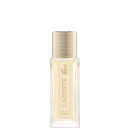 Perfume feminino Lacoste Pour Femme. Frasco retangular transparente contendo líquido bege claro. Tampa cilíndrica texturizada na cor bege.