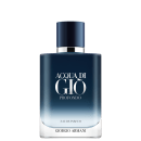 O produto apresentado é um frasco de perfume da linha Acqua di Gio Profondo da Giorgio Armani. O frasco é predominantemente azul escuro, com um gradiente que se torna mais claro em direção à base.