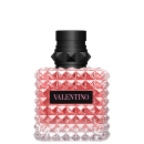 Frasco de perfume Valentino em formato geométrico, com tampa preta e corpo de vidro rosa brilhante, exibindo o nome da marca em destaque.