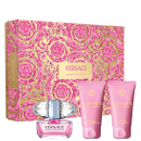 A imagem mostra um kit com o perfume Bright Crystal, shower gel e body lotion, da Versace. Ao fundo uma caixa com estampa floral.