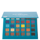 Paleta de sombras de olhos Catharine Hill com 30 tons variados, em embalagem retangular azul turquesa com logotipo da marca. A paleta apresenta uma ampla gama de cores, incluindo tons neutros, terrosos, metálicos e vibrantes.