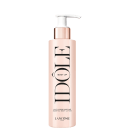 Frasco de loção corporal perfumada Body Up Idôle Lancôme, com design minimalista em tons de rosa e branco. O rótulo destaca o nome da marca e o produto em letras pretas.