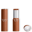 bronzeador em bastão da marca Dior em embalagem marrom, com detalhes em metal prateado. Os batons possuem formato cilíndrico e tampa protetora.