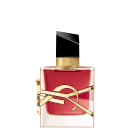 Frasco de perfume vermelho com detalhes dourados, tampa preta e decoração em formato de laço dourado. O rótulo exibe o nome da marca em letras douradas.