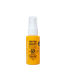 Protetor solar facial fluido da marca Pink Cheeks, com FPS 62 e cor, em frasco branco com tampa e rótulo amarelo destacando as informações do produto.