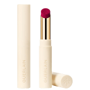 Batom Guerlain KissKiss Blur Matte Refil. O produto tem um design elegante com um tubo branco com o nome da marca "Guerlain" impresso e detalhe interno dourado.