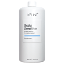 Frasco branco da linha Scalp Sensitive da Keune, contendo shampoo suavizante para couro cabeludo sensível. Rótulo com nome da marca e produto em preto e azul.