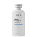 Frasco branco da linha Scalp Sensitive da Keune, com rótulo preto e azul claro.