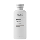 Frasco branco da linha Keune Perfect Clarity, um xampu clarificante com extrato de capucina, apresentado em embalagem cilíndrica com tampa rosqueável e rótulo preto com o nome do produto.